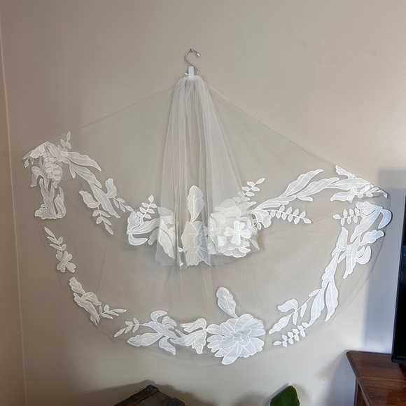 Elegant White Floral Veil - Picture 5 of 9